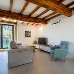 Dom wakacyjny Encantadora De Piedra Con Jardin Y Chimenea *