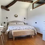 Encantadora De Piedra Con Jardin Y Chimenea *