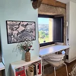 Encantadora De Piedra Con Jardin Y Chimenea
