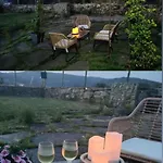 Dom wakacyjny Encantadora De Piedra Con Jardin Y Chimenea *