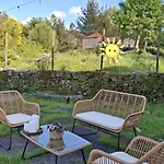 Encantadora De Piedra Con Jardin Y Chimenea *