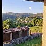 Dom wakacyjny Encantadora De Piedra Con Jardin Y Chimenea