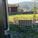 Dom wakacyjny Encantadora De Piedra Con Jardin Y Chimenea