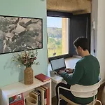 Encantadora De Piedra Con Jardin Y Chimenea *