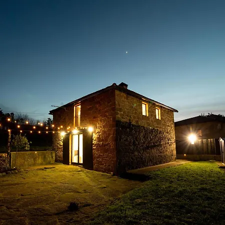 Encantadora De Piedra Con Jardin Y Chimenea