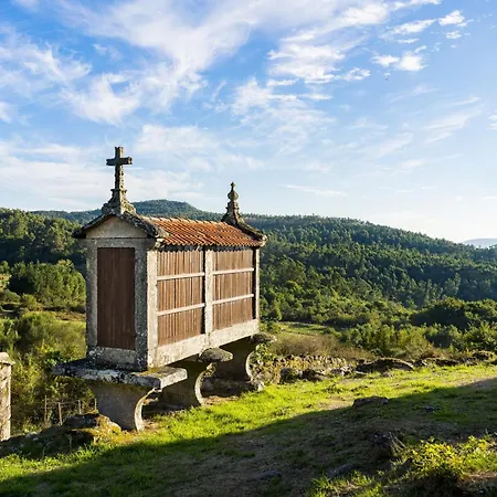 Holiday home Encantadora De Piedra Con Jardin Y Chimenea