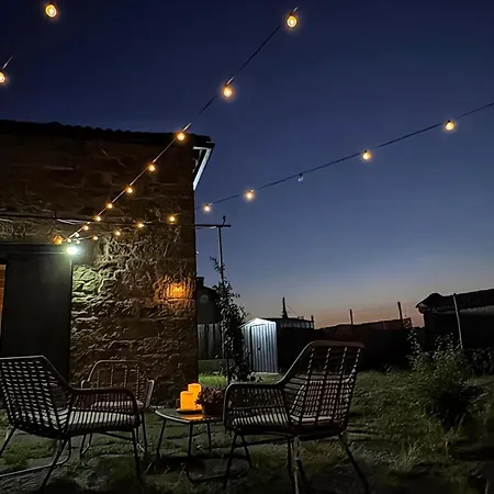 Encantadora De Piedra Con Jardin Y Chimenea 펜션 *