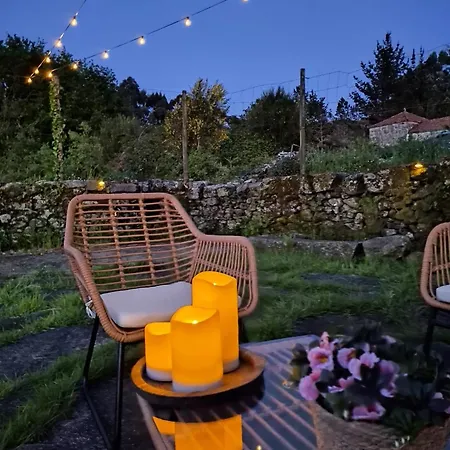 Encantadora De Piedra Con Jardin Y Chimenea 펜션 *