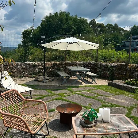 Encantadora De Piedra Con Jardin Y Chimenea *