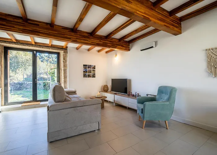 Holiday home Encantadora De Piedra Con Jardin Y Chimenea *