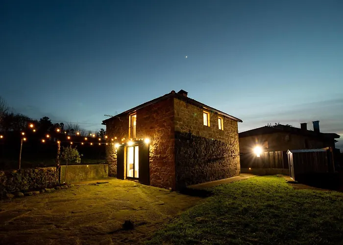 Encantadora De Piedra Con Jardin Y Chimenea