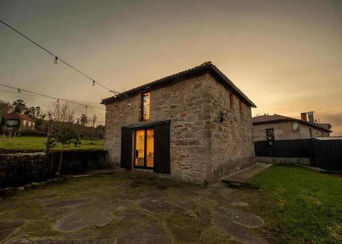 Feriehus Encantadora De Piedra Con Jardin Y Chimenea *