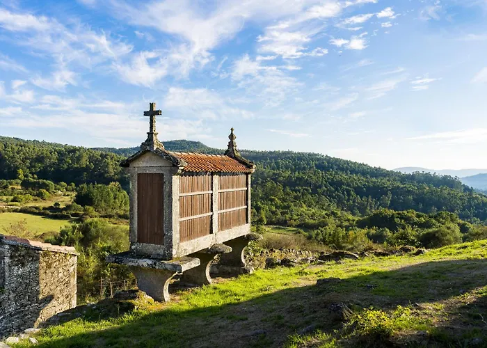 Feriehus Encantadora De Piedra Con Jardin Y Chimenea