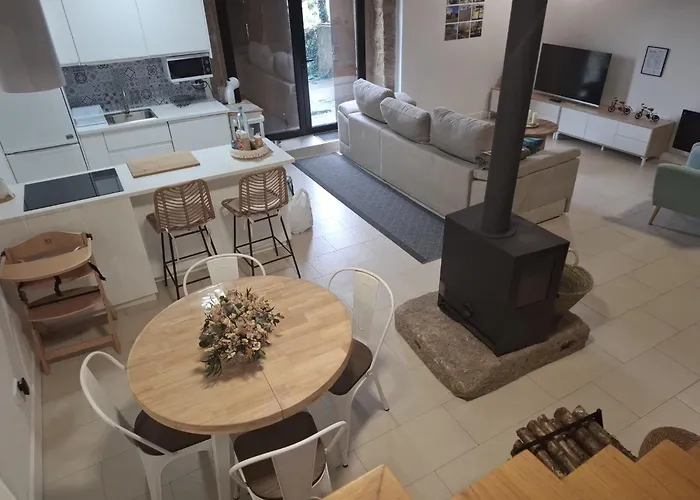 Encantadora De Piedra Con Jardin Y Chimenea Feriehus